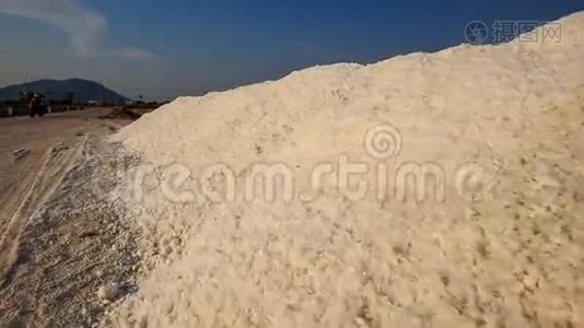 越南生产湖泊道路上的大盐堆视频