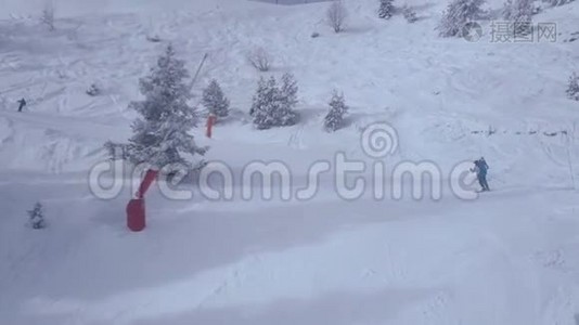 在白雪覆盖的山坡上，滑雪者向不同的方向下降。视频