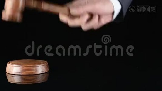 法官。 裁判锤和一个穿司法长袍的人视频