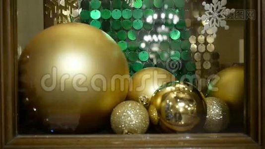 在窗户上装饰`新年和圣诞装饰品。 金球。视频