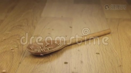 一粒黑麦落在木勺上躺在木面上..视频