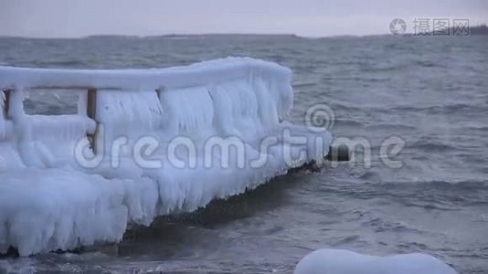 芬兰赫尔辛基，暴风雨般的波罗的海覆盖着冰墩视频