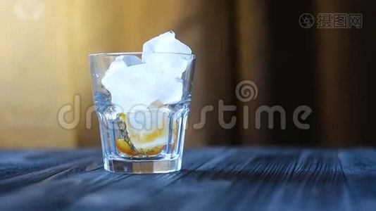 准备一份柠檬水或鸡尾酒视频