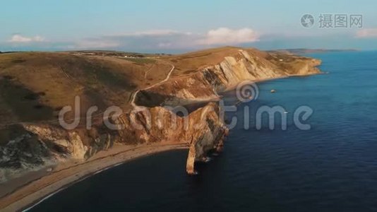 英国最受欢迎的地标-英国海岸美丽的Durdle门视频