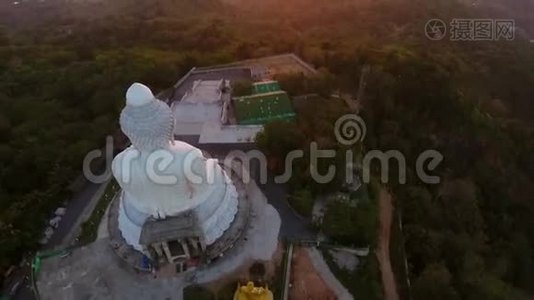 美丽的金色日出在白大佛雕像寺。 高清航空视野。 泰国普吉岛。视频