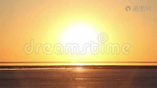 埃尔顿盐湖的日落视频