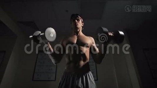 健身运动员锻炼二头肌-哑铃浓度曲线视频