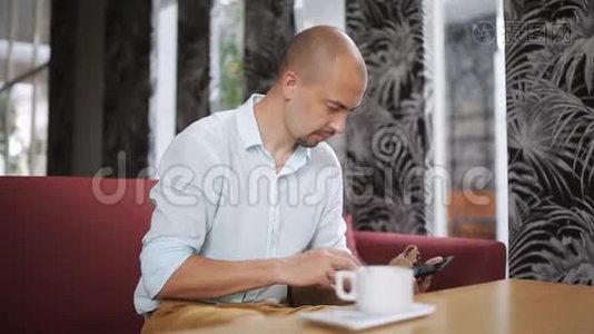 带着平板电脑的年轻人在咖啡厅喝咖啡视频