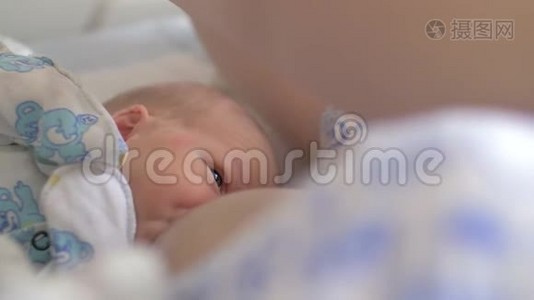 妇产医院母乳喂养新生儿.视频