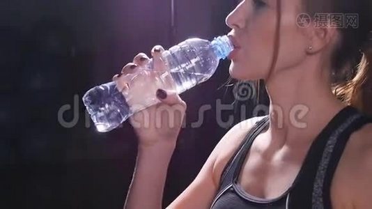 肌肉发达的女人在十字架上喝水视频