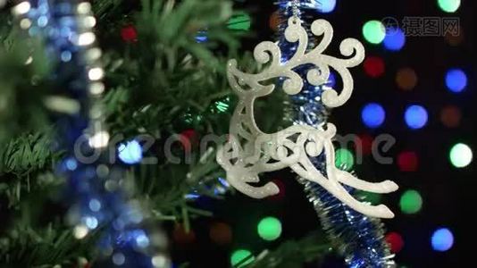 圣诞树装饰，圣诞玩具鹿在灯光模糊的背景下视频