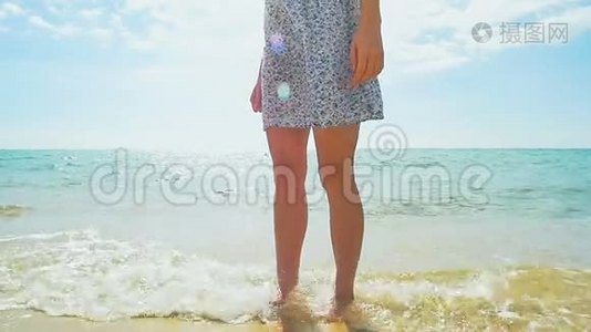 海滩上的女人肖像。 阳光明媚的海滩和清澈的碧水。 慢动作。视频