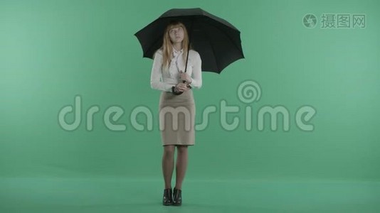 一个年轻的女孩站在伞下视频