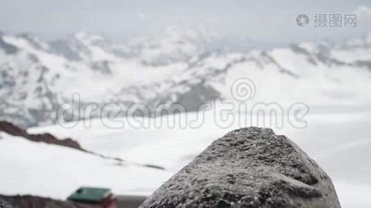 在雪山风景名胜区，徒步旅行者穿着皮靴踩着石头视频