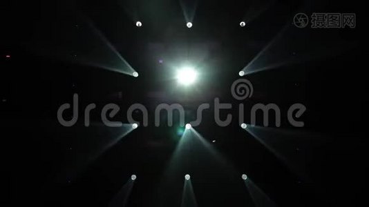 舞台上五颜六色的激光灯视频