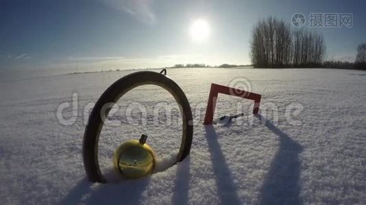 两个复古艺术框架在雪和圣诞节宝布尔，时间流逝4K视频