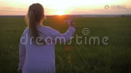快乐的小女孩在日落时在户外玩纸飞机。 概念大童梦..视频