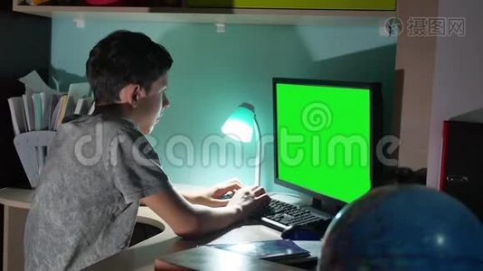 绿色钥匙室内青少年男孩玩电脑特写手游视频后坐.. 青年学生考试视频