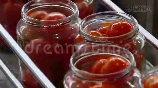 加工和罐头蔬菜自动生产线。 保护番茄视频
