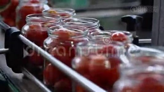 加工和罐头蔬菜自动生产线。 保护番茄3视频