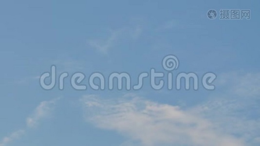 乘飞机在蓝天上乘云起飞视频