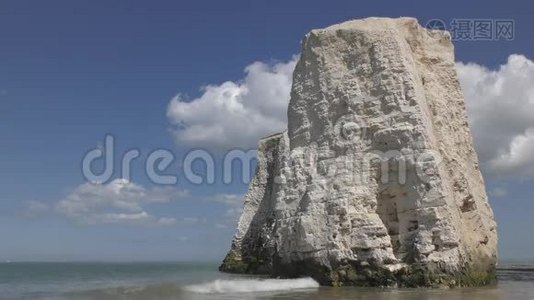 海边的白色岩石。视频