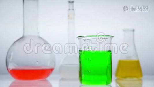 实验室玻璃锥形Erlenmeyer瓶，里面装满了五颜六色的液体视频