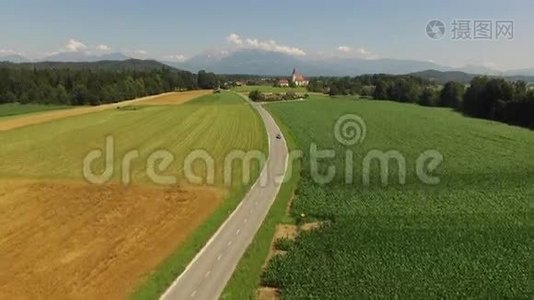 汽车从高空行驶在各种不同领域的道路上视频