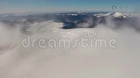 美丽的冬季空中飞行飞越山视频