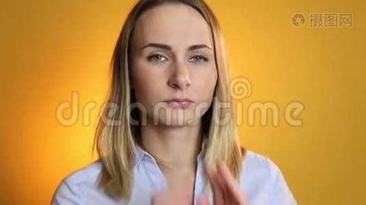 黄色背景下嗓子疼的女人视频