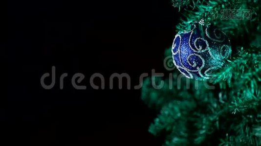 黑色背景树上蓝色圣诞装饰品视频