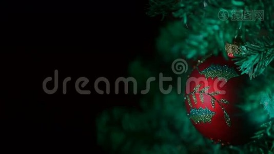 黑色背景树上的红色圣诞装饰品视频