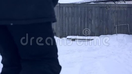 雪夜后工作.. 在一个寒冷的雪天早晨，一个拿着铲子把雪从院子里移走的人视频
