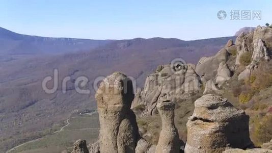 山上的岩层。射击。特写视频