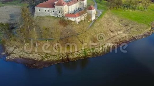 空中拍摄老城堡.. 斯维尔日城堡视频
