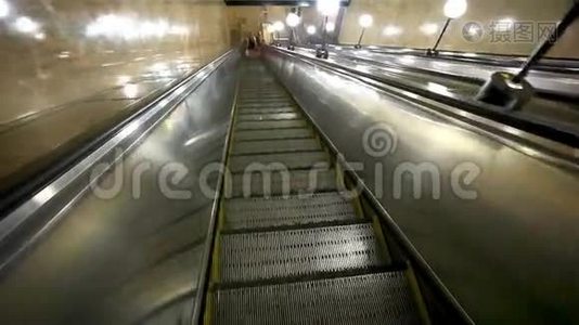 自动扶梯将乘客送到地铁视频