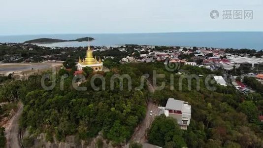 林间经典佛寺.. 从上面的无人机可以看到佛寺在山附近的绿树之间视频