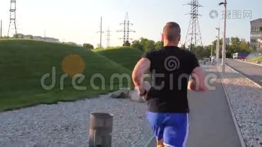 男人在农村的公路上奔跑。视频