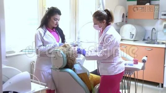 医生和护士为女性病人准备牙科手术视频