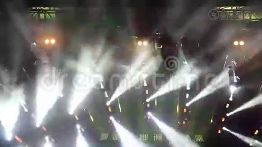 音乐会上的舞台灯光。视频