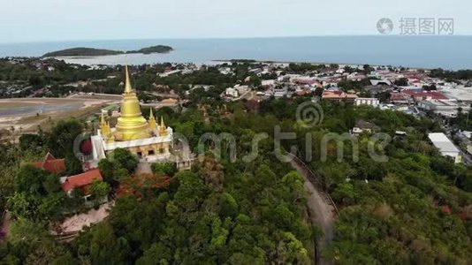 林间经典佛寺.. 从上面的无人机可以看到佛寺在山附近的绿树之间视频