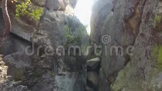 4K鸟瞰秋天的峡谷，峡谷中的山河，秋天的河流在岩石间流淌，飞越布奇峡谷视频