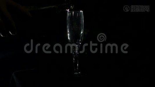 黑色背景上的一杯香槟。视频