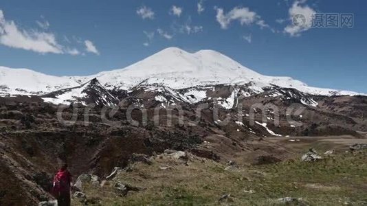 女孩从白山上沿着山脊回来视频