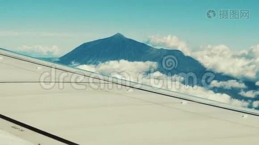 乘飞机旅行。 从飞机窗口看火山。视频