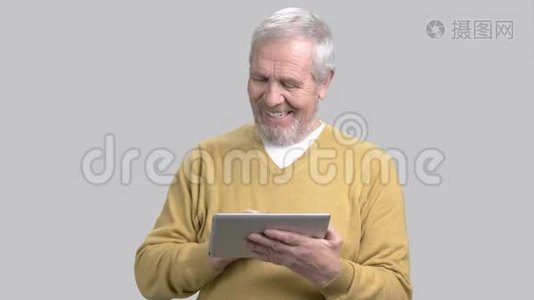 人使用PC平板电脑灰色背景。视频