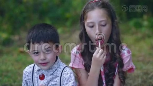 小孩子在花园里吃糖果视频