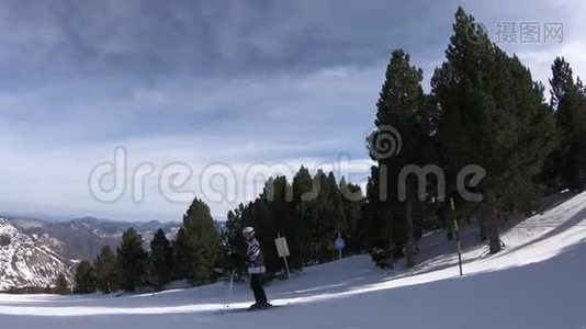 年轻滑雪者在法国比利牛斯山滑雪坡下降视频