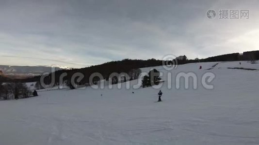 年轻滑雪者在法国比利牛斯山滑雪坡下降视频