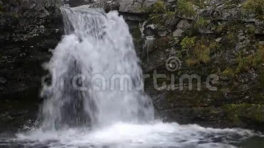 美丽的山瀑布。 休息旅行者的地方。视频